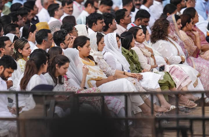 विमान अपघातात बारामती इथे अजित पवारांचा काल मृत्यू झाला. त्यानंतर संपूर्ण राज्य दुःखात बुडालं.