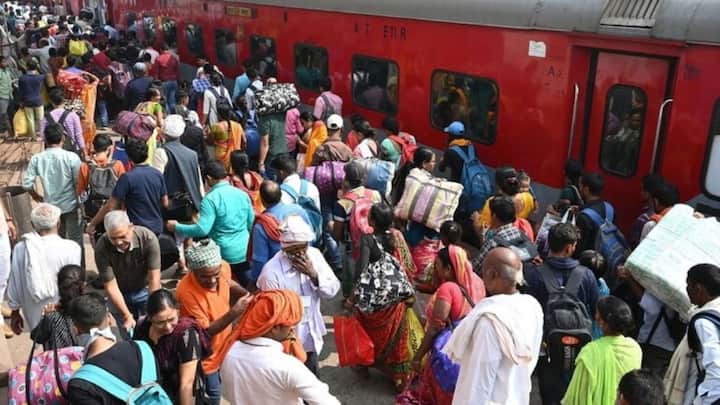 बिना टिकट सफर करना सबसे आम लेकिन खतरनाक आदतों में से एक है. कुछ लोग सोचते हैं कि थोड़ी दूर जाना है. कोई नहीं पूछेगा. लेकिन टीटीई और रेलवे पुलिस लगातार चेकिंग करती रहती है. बिना टिकट पकड़े जाने पर जुर्माना तो तय है और न भरने पर जेल तक जाना पड़ सकता है.