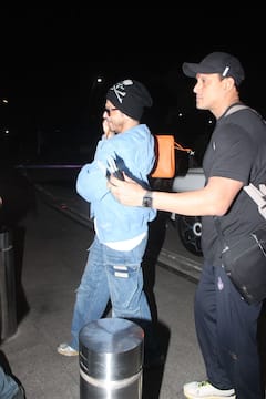 ​'किंग' की रिलीज डेट अनाउंसमेंट के बाद एयरपोर्ट पर​ दिखे शाहरुख खान, नहीं दिए पैपराजी के लिए पोज