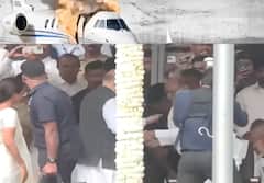 अमित शाह येताच शरद पवार खुर्चीवरुन उठले; गृहमंत्र्यांच्या कृतीने सर्वांच लक्ष वेधले, हात हाती घेत नतमस्तक