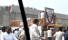 Ajit Pawar Funeral : कुणी पायी निघाले, कुणी पुलावर चढले; दादांना पाहण्यासाठी लोक ॲम्ब्युलन्सच्या मागे धावले; काळीज चिरणारे PHOTO