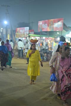 వనదేవతలకు మొక్కులు చెల్లించేందుకు బంగారం తీసుకొస్తున్న భక్తజనం ఫొటోస్ చూడండి!