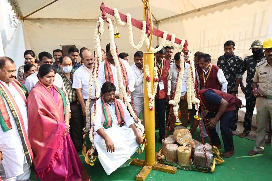 Medaram Jatara: సమ్మక్క–సారక్కలమ్మను దర్శించుకున్న రాష్ట్ర కేంద్ర మంతులు-నిలువెత్తు బంగారం సమర్పణ