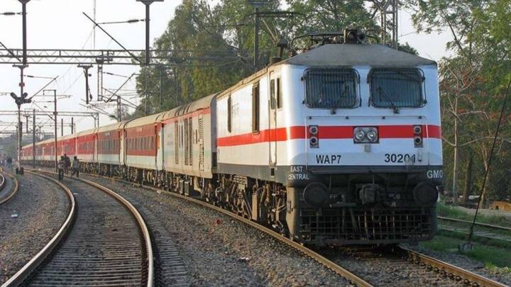 ट्रेन में सफर के वक्त टिकट लेकर चलना नियमों का पालन करना और दूसरों के लिए जगह छोड़ना जरूरी है. इससे न सिर्फ आपका सफर आरामदायक रहता है. बल्कि आप किसी कानूनी झंझट से भी बच जाते हैं. अगली बार ट्रेन में बैठें तो इन बातों को याद रखें.