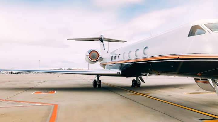 भारत में कई चार्टर एविएशन कंपनियां हैं, जो जरूरत के हिसाब से प्राइवेट जेट, हेलीकॉप्टर और छोटे चार्टर प्लेन किराए पर देती हैं. भारत में प्राइवेट जेट का किराया आमतौर पर प्रति घंटे के हिसाब से तय होता है.