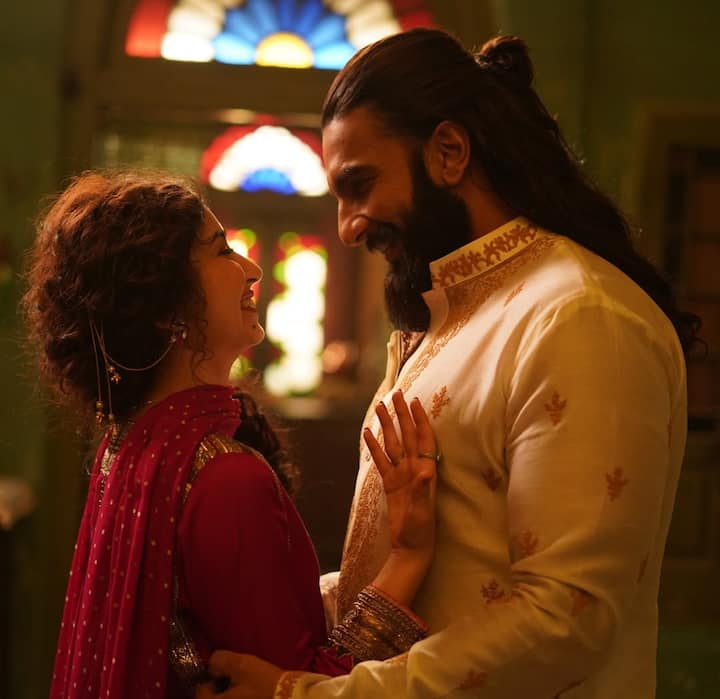 सारा अर्जूनने अलिकडच्या मुलाखतीत, धुरंधर हा चित्रपट पाहून तिच्या पालकांची काय रिअॅक्शन होती, याबाबत माहिती दिली.