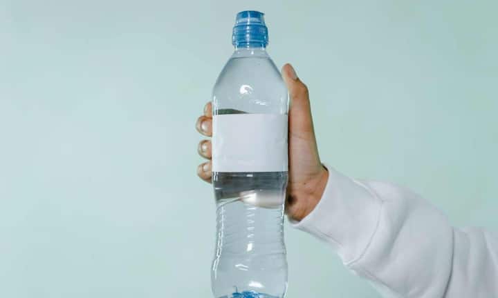 वहीं रीयूजेबल पानी की बोतल को हर 6 महीने में बदलना चाहिए. रोज धोने के बाद भी ढक्कन और स्ट्रॉ में नमी रह जाती है, जिससे बैक्टीरिया और फंगस पनप सकते हैं. खासकर प्लास्टिक बोतल समय के साथ खराब होने लगती है. ऐसे में स्टील की बोतल सही ऑप्शन मानी जाती है.