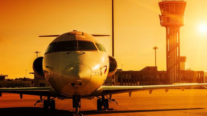 सबसे पहले इस भ्रम को तोड़ना जरूरी है कि प्राइवेट जेट सिर्फ उद्योगपतियों या सेलिब्रिटीज के लिए होते हैं. हकीकत यह है कि आम आदमी भी प्राइवेट प्लेन बुक कर सकता है. इसके लिए न तो किसी खास पहचान की जरूरत होती है और न ही सरकारी परमिशन की, बस आपकी जेब मजबूत होनी चाहिए.