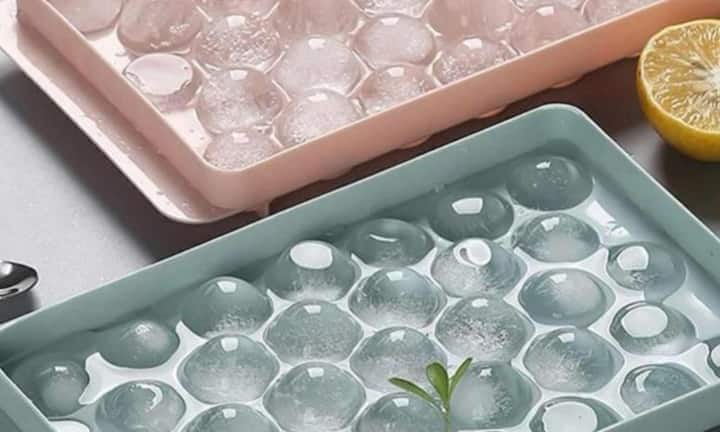 1. प्लास्टिक आइस क्यूब ट्रे: कई लोगों का मानना ​​है कि फ्रीजर में कम तापमान होने के कारण बैक्टीरिया नहीं होते, लेकिन यह धारणा गलत है। प्लास्टिक आइस ट्रे को हर 2 साल में बदल देना चाहिए। लंबे समय तक इस्तेमाल करने से इनमें छोटी दरारें पड़ जाती हैं, जिनमें गंदगी और सूक्ष्मजीव जमा हो जाते हैं। अगर बर्फ का स्वाद अजीब लगे, तो ट्रे को बदलने का समय आ गया है।