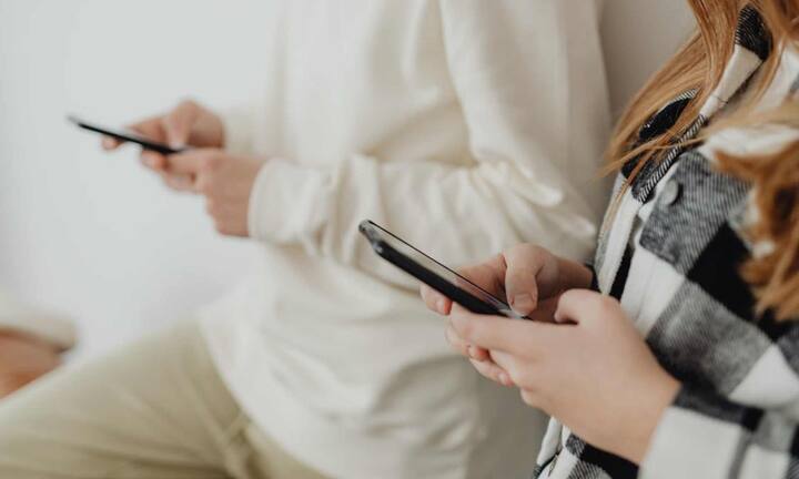 अगर ज्यादा स्क्रॉलिंग के बाद दिमाग भारी, सुन्न या ब्रेन-डेड जैसा लगे तो यह संकेत है कि अब फोन नहीं, बल्कि कोई असली काम करने की जरूरत है. बाहर जाना, कमरे की सफाई करना या कोई टालता हुआ काम पूरा करना दिमाग के लिए ज्यादा बेहतर साबित हो सकता है.