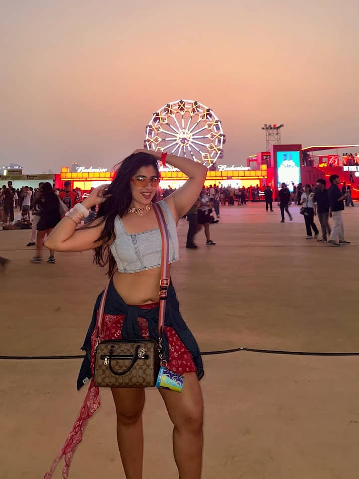 निकिता शर्मा ने ब्रालेट में अपनी तस्वीरें साझा की हैं, उन्होंने अपने बालों को एक विशेष स्टाइल में संवारा है, हल्का मेकअप किया है और खड़ी होकर सबसे बोल्ड पोज दे रही हैं।