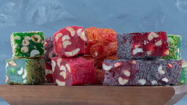 स्वास्थ्य विशेषज्ञों के अनुसार, मधुमेह रोगी उचित मात्रा और योजना के साथ मिठाई का सेवन कर सकते हैं। विशेषज्ञों का कहना है कि यदि रक्त शर्करा का स्तर नियंत्रण में है, तो मधुमेह रोगी महीने में 2 से 3 बार कम मात्रा में मिठाई खा सकते हैं।