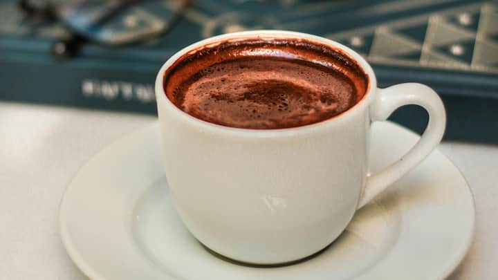 Boosts Brain Power: Cocoa is known to enhance mental alertness and focus. Drinking hot chocolate can help improve oxygen flow to the brain, keeping your mind sharp and energized. Whether it’s a busy workday or a study session, this comforting drink can help you stay mentally active. (Image Source: Canva)