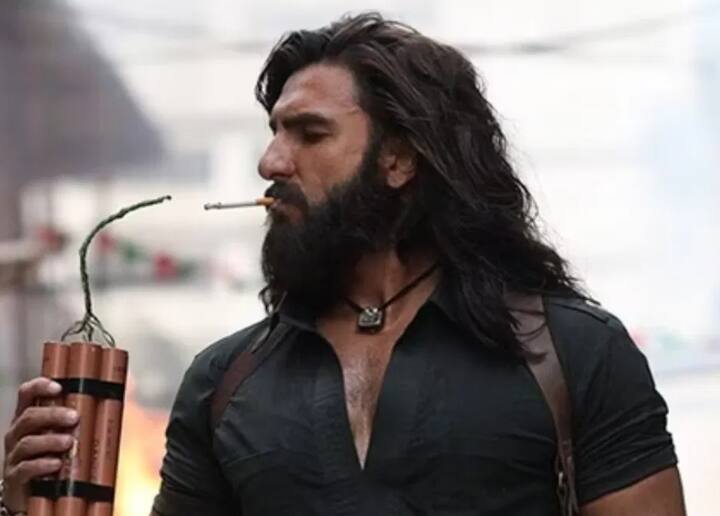 Ranveer plays the role of Hamza in the film, a RAW intelligence officer caught in the wounds of Karachi's gang wars and real terrorism like 26/11. Many of her scenes are becoming increasingly viral among fans, where the emotions in her eyes alone tell the whole story. These moments present a powerful combination of anger, pain and Ranveer's classic energy. Now with the OTT debut, these scenes are getting even more love and discussion.