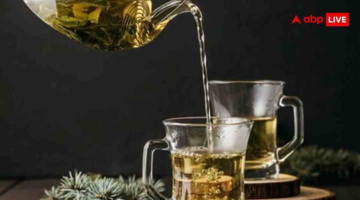 अगर आपकी स्किन ऑयली है या बार-बार पिंपल्स निकलते हैं, तो ग्रीन टी आपके लिए बहुत फायदेमंद साबित हो सकती है. ग्रीन टी बैग को पीसकर उसका पेस्ट बना लें. इसमें थोड़ा सा शहद मिलाएं और चेहरे पर लगाएं. 10–15 मिनट बाद चेहरे को सादे पानी से धो लें. इससे पिंपल्स, ब्लैकहेड्स और एक्स्ट्रा ऑयल धीरे-धीरे कम होने लगते हैं.