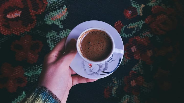 Improves Heart Health: Hot chocolate made with cocoa contains natural compounds that help support a healthy heart. These nutrients aid in maintaining balanced cholesterol levels and promote smoother blood flow, which can reduce strain on the heart over time. A warm cup can feel like comfort, but it also quietly supports cardiovascular well-being. (Image Source: Canva)