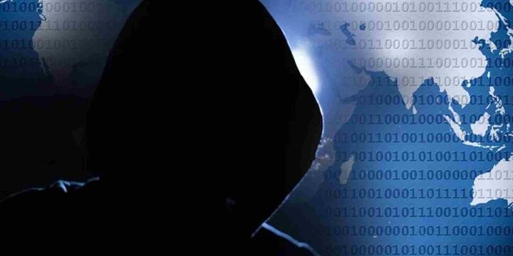 SBI के मुताबिक, ठग आमतौर पर SMS या WhatsApp के जरिए मैसेज भेजते हैं. इन मैसेज में लिखा होता है कि आपके खाते में हजारों रिवॉर्ड पॉइंट्स पड़े हैं जो जल्द ही एक्सपायर होने वाले हैं. मैसेज में तुरंत क्लिक करके रिडीम करने की बात कही जाती है. कई लोग यह सोचकर लिंक पर क्लिक कर देते हैं कि फ्री में मिले रिवॉर्ड्स कहीं खत्म न हो जाएं. यहीं से ठगी की शुरुआत होती है.