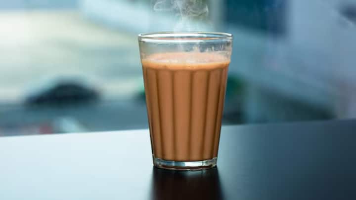 दोपहर के भोजन के तुरंत बाद चाय पीने से शरीर की प्राकृतिक पाचन प्रक्रिया बाधित होती है। इससे चयापचय धीमा हो जाता है और वजन बढ़ने की संभावना भी रहती है। स्वास्थ्य विशेषज्ञों के अनुसार, दोपहर के भोजन के कम से कम 50 से 60 मिनट बाद चाय पीना अधिक उचित माना जाता है।