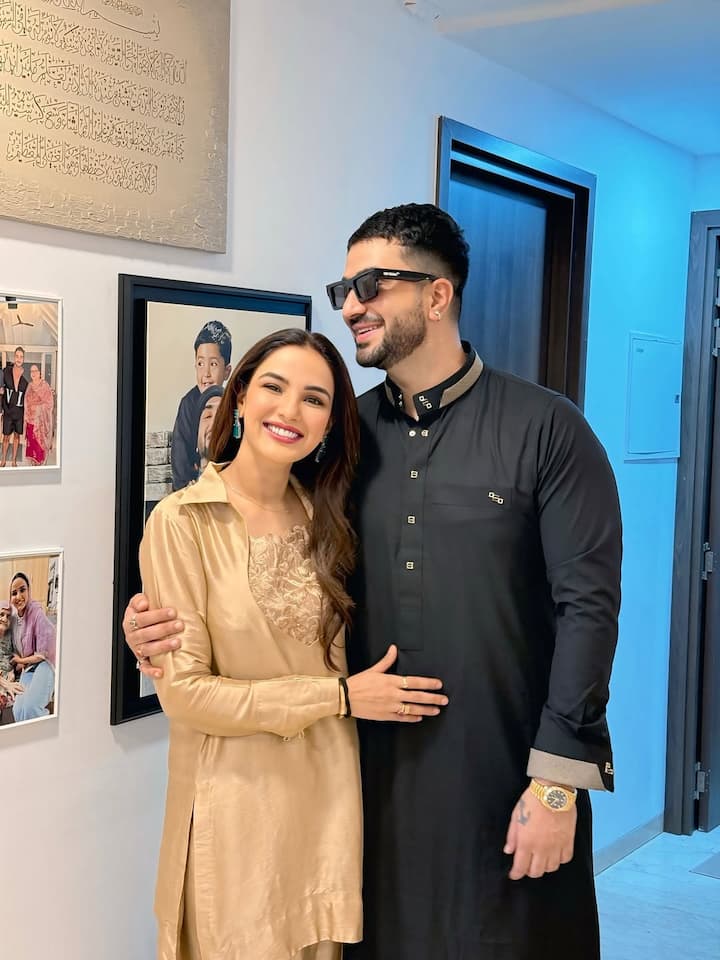 जैस्मिन भसीन और अली गोनी टीवी के पॉपुलर कपल में से एक माने जाते हैं. कोई भी इवेंट हो या कोई फंक्शन अक्सर दोनों कपल गोल्स सेट करते दिखते हैं.