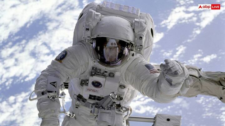 अंतरिक्ष का औसत बैकग्राउंड तापमान लगभग- 270.45 डिग्री सेल्सियस होता है. इतनी ज्यादा ठंड तारों और सूरज की रोशनी से दूर के क्षेत्र में होती है. यह फिजिक्स में सबसे कम संभव तापमान एब्सलूट जीरो से कुछ ही डिग्री ऊपर है.