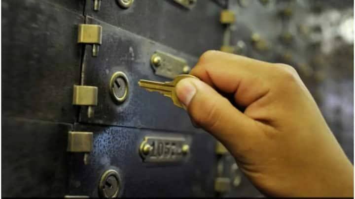 लेकिन क्या आपने कभी सोचा है कि अगर बैंक में आग लग जाए, डकैती हो जाए या कोई इमारत गिर जाए और आपके लॉकर का सारा सामान नष्ट हो जाए तो क्या होगा? क्या बैंक आपको नुकसान की भरपाई करेगा? अक्सर यह गलत धारणा होती है कि बैंक प्राकृतिक आपदाओं या दुर्घटनाओं के लिए जिम्मेदार नहीं होते हैं।