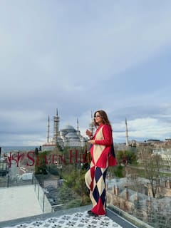 पंछियों को चीज खिलाती नजर आईं हिना खान, शेयर की इस्तांबुल ट्रिप की तस्वीरें