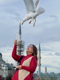 पंछियों को चीज खिलाती नजर आईं हिना खान, शेयर की इस्तांबुल ट्रिप की तस्वीरें