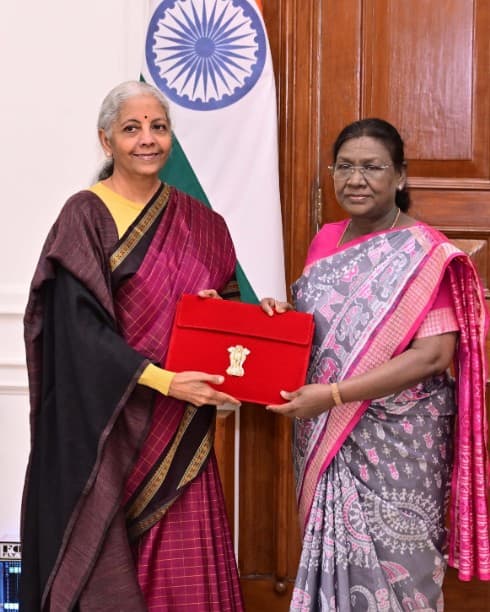 ਟੈਕਸਦਾਤਾਵਾਂ ਨੂੰ ਉਮੀਦ ਸੀ ਕਿ ਨਵੇਂ ਟੈਕਸ ਰਿਜੀਮ ਤਹਿਤ ਆਮ ਟੈਕਸ ਦਾਤਾਵਾਂ ਲਈ 12 ਲੱਖ ਰੁਪਏ ਤਕ ਦੀ ਸਾਲਾਨਾ ਕਮਾਈ ਉੱਤੇ ਜ਼ੀਰੋ ਫੀਸਦੀ ਟੈਕਸ ਦਾ ਐਲਾਨ ਕੀਤਾ ਗਿਆ ਸੀ, ਜਿਸ ਦੀ ਲਿਮਟ ਵਧਾ ਕੇ ਇਸ ਵਾਰ 14 ਲੱਖ ਕੀਤੇ ਜਾਣ ਦੀ ਉਮੀਦ ਸੀ ਪਰ ਸਰਕਾਰ ਨੇ ਇਸ ਵਿਚ ਕੋਈ ਬਦਲਾਅ ਨਹੀਂ ਕੀਤਾ ਗਿਆ।