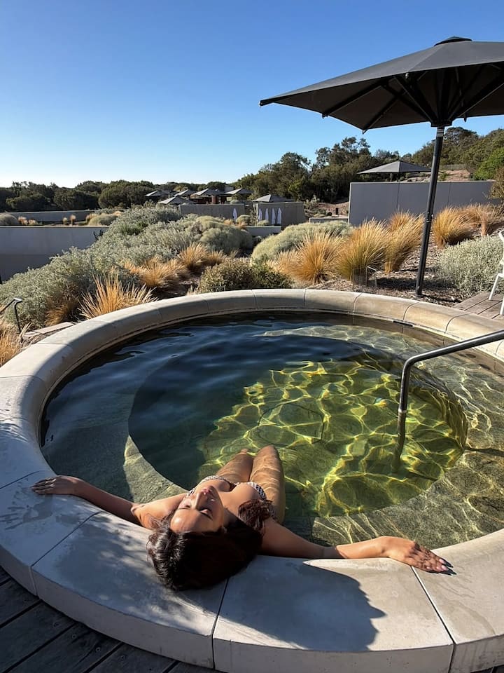 इसी बीच, नेहा की नई तस्वीरें सोशल मीडिया पर सामने आई हैं। इन तस्वीरों में नेहा बेहद हॉट लग रही हैं।