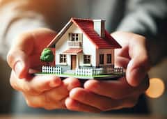 Vastu Shastra : घरातील वास्तुदोष दूर करण्यासाठी आजच बदला 'या' घरगुती वस्तू, अन्यथा...