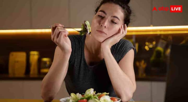 రాత్రి సమయంలో ఎక్కువ ఆహారం తీసుకోవడం వల్ల జీర్ణవ్యవస్థకు ఆహారాన్ని జీర్ణం చేసుకోవడానికి ఎక్కువ కష్టపడాల్సి వస్తుంది. ఫలితంగా పుల్లటి తేన్పులు, గ్యాస్, ఎసిడిటీ, అసౌకర్యం వంటి సమస్యలు వస్తాయి. రాత్రి భోజనం నిద్రపోయే ముందు కనీసం 2-3 గంటల ముందు తినడానికి ప్రయత్నించండి. డిన్నర్లో ఆకుకూరలు, సూప్, పప్పు, సలాడ్ వంటి తేలికపాటి ఆహారాలను చేర్చుకోండి.