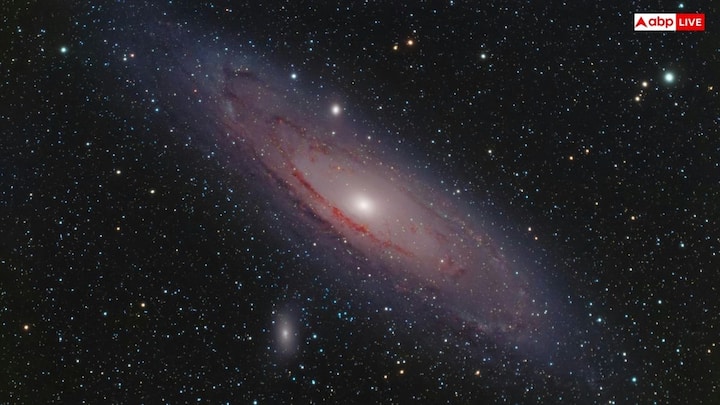 अंतरिक्ष में हवा, पानी की भाप या फिर वातावरण नहीं है. इसका मतलब है की बारिश, बर्फ, हवा या बदल की मौजूदगी नहीं है. वैज्ञानिक इसे अंतरिक्ष मौसम कहते हैं. इसका मतलब होता है कि सौर हवा, रेडिएशन तूफान और भू चुंबकीय गड़बड़ियां जैसी घटनाएं वहां पर होती रहती हैं.