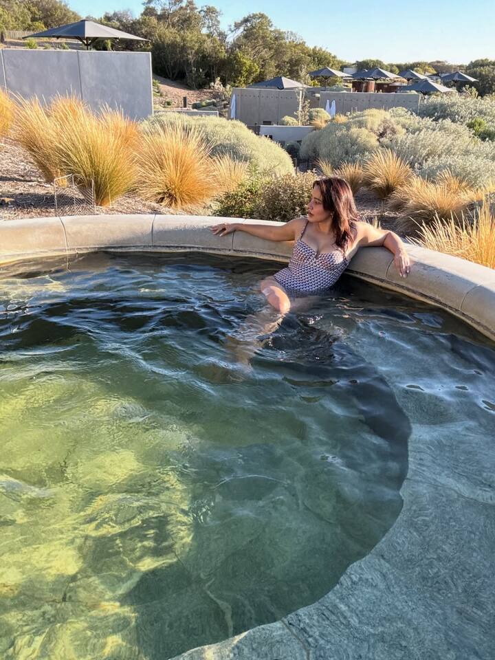 नेहा शर्मा की ये तस्वीरें सोशल मीडिया पर खूब सराही जा रही हैं। नेहा के फैंस इन तस्वीरों को लाइक और कमेंट कर रहे हैं।