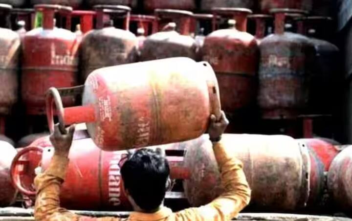 ਕਮਰਸ਼ੀਅਲ ਐਲਪੀਜੀ ਸਿਲੰਡਰ 1 ਫਰਵਰੀ, 2026 ਤੋਂ ਮਹਿੰਗੇ ਹੋ ਗਏ ਹਨ। 19 ਕਿਲੋਗ੍ਰਾਮ ਵਾਲੇ ਸਿਲੰਡਰ ਦੀ ਕੀਮਤ ਲਗਭਗ ₹50 ਵਧ ਗਈ ਹੈ, ਜਿਸ ਨਾਲ ਦਿੱਲੀ ਵਿੱਚ ਨਵੀਂ ਕੀਮਤ ₹1,740.50 ਹੋ ਗਈ ਹੈ। ਇੱਕੋ ਇੱਕ ਰਾਹਤ ਇਹ ਹੈ ਕਿ ਘਰੇਲੂ ਗੈਸ ਸਿਲੰਡਰ ਦੀ ਕੀਮਤ ਵਿੱਚ ਕੋਈ ਬਦਲਾਅ ਨਹੀਂ ਹੈ। ਇਸ ਵਾਧੇ ਦਾ ਹੋਟਲ, ਰੈਸਟੋਰੈਂਟ ਅਤੇ ਕੇਟਰਿੰਗ ਵਰਗੇ ਕਾਰੋਬਾਰਾਂ 'ਤੇ ਅਸਰ ਪੈ ਸਕਦਾ ਹੈ।