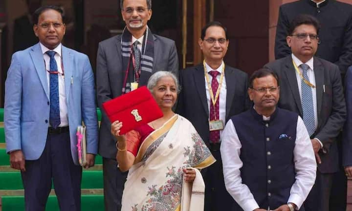 वहीं 2020 के बजट के दिन उन्होंने पीले रंग की सिल्क साड़ी पहनी थी, जिसका बॉर्डर हरे रंग का था. पीला रंग शुभता और उम्मीद का प्रतीक माना जाता है.