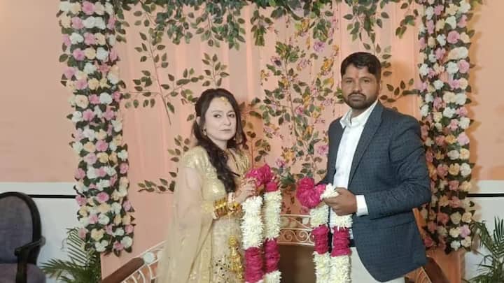 বসন্ত পঞ্চমীতে চার হাত এক হয় প্রিয়া এবং হনুমানের। প্রথমে ঠিক ছিল জয়পুরেই বিয়ে হবে। সংবাদমাধ্যমের নজর এড়াতে পরে বিয়ে হয় অলওয়ারের হোটেলে। গোপনীয়তা বজায় রাখতে অতিথিদের মোবাইল নিয়ে প্রবেশ নিষিদ্ধ ছিল। গোপনীয়তা বজায় রাখতেই বিয়ের পর শ্বশুরবাড়ি যায়নি প্রিয়া।