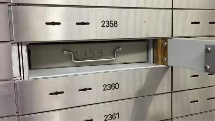 लेकिन सच्चाई यह है कि यदि लापरवाही, आग, चोरी, डकैती या इमारत गिरने जैसी कोई घटना घटती है और ग्राहक का लॉकर क्षतिग्रस्त हो जाता है, तो इसके लिए बैंक पूरी तरह से जिम्मेदार है। बैंक इसे नजरअंदाज नहीं कर सकता। लॉकर की सुरक्षा बैंक का प्राथमिक कर्तव्य है।