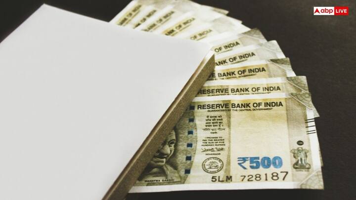 आम कागज के उलट बैंक नोट का कागज वाटर मार्क, सुरक्षा धागे और माइक्रो लेटरिंग जैसे एंबेडेड सुरक्षा तत्वों के साथ बनाया जाता है. इन सुविधाओं को कागज बनाने के दौरान ही जोड़ा जाता है जिस वजह से नकली नोट बनाना काफी मुश्किल हो जाता है.