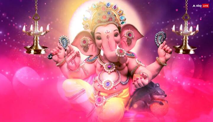 संकष्टी चतुर्थी के दिन सात साबुत कौड़ियां और एक मुट्ठी हरी खड़ी मूंग की दाल लें. इन सभी को एक हरे कपड़े में बांध कर किसी मंदिर की सीढ़ियां पर रख दें. ध्यान रखें कि यह प्रयोग गुप्त रुप से करना है, अतः न तो आप इस बारे में किसी को बताएं और न ही कोई व्यक्ति इस क्रिया को देखें. व्यापार में तरक्की के लिए ये उपाय लाभकारी माना जाता है.
