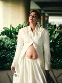 ऑल व्हाइट आउटफिट में सोनम कपूर ने फ्लॉन्ट किया बेबी बंप, दिखा प्रेग्नेंसी ग्लो, तस्वीरों से नजरें हटाना मुश्किल