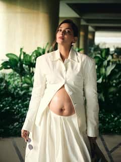 ऑल व्हाइट आउटफिट में सोनम कपूर ने फ्लॉन्ट किया बेबी बंप, दिखा प्रेग्नेंसी ग्लो, तस्वीरों से नजरें हटाना मुश्किल