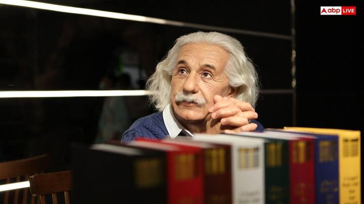 फ्री रेडिकल्स के कारण होने वाले ऑक्सीडेटिव स्ट्रेस का उच्च स्तर मेलानोसाइट्स को नुकसान पहुंचा सकता है. पुराना मानसिक तनाव भी इस नुकसान को और भी ज्यादा खराब करता है. इससे पिगमेंट का नुकसान तेज होता है और बाल तेजी से सफेद होते हैं.
