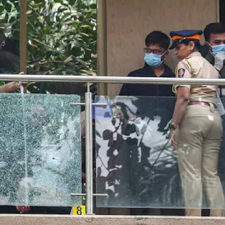 रोहित शेट्टी यांच्या जुहू येथील घराबाहेर झालेल्या गोळीबाराच्या घटनेने संपूर्ण चित्रपटसृष्टी हादरली.