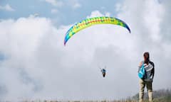 आप रखते हैं असमान में उड़ने का रोमांच, जानें कहां है दुनिया के टॉप-5 पैराग्लाइडिंग डेस्टिनेशन?