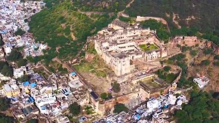 બુન્દી રાજસ્થાનનું નાનું અને શાંત શહેર છે. અહીંના નીલા ઘરો અને પ્રાચીન કિલ્લાના મનોહર દૃશ્યો પગપાળા જોઈ શકાય છે. રહેવું અને ભોજન લેવું અહીં ખૂબ સસ્તુ છે, અને ઓછી ભીડના કારણે સાચો રાજસ્થાની માહોલનો આનંદ સરળતાથી અનુભવાઈ શકે છે.