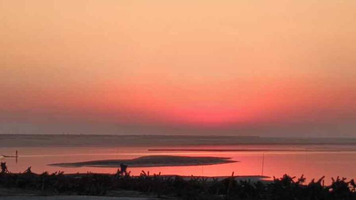 દુનિયાનો સૌથી મોટો નદી દ્વીપ માજુલી તેની શાંતિ અને સાદગી માટે પ્રસિદ્ધ છે. સરળ ગ્રામ્ય જીવન અને સમૃદ્ધ લોકસંસ્કૃતિ પ્રવાસીઓને ખૂબ આકર્ષે છે. માજુલીમાં મુખ્યત્વે હોમસ્ટેમાં રહેવાની સુવિધા ઉપલબ્ધ છે, જ્યાં ઘરનું બનાવેલું સ્વાદિષ્ટ ભોજન પણ મળે છે.