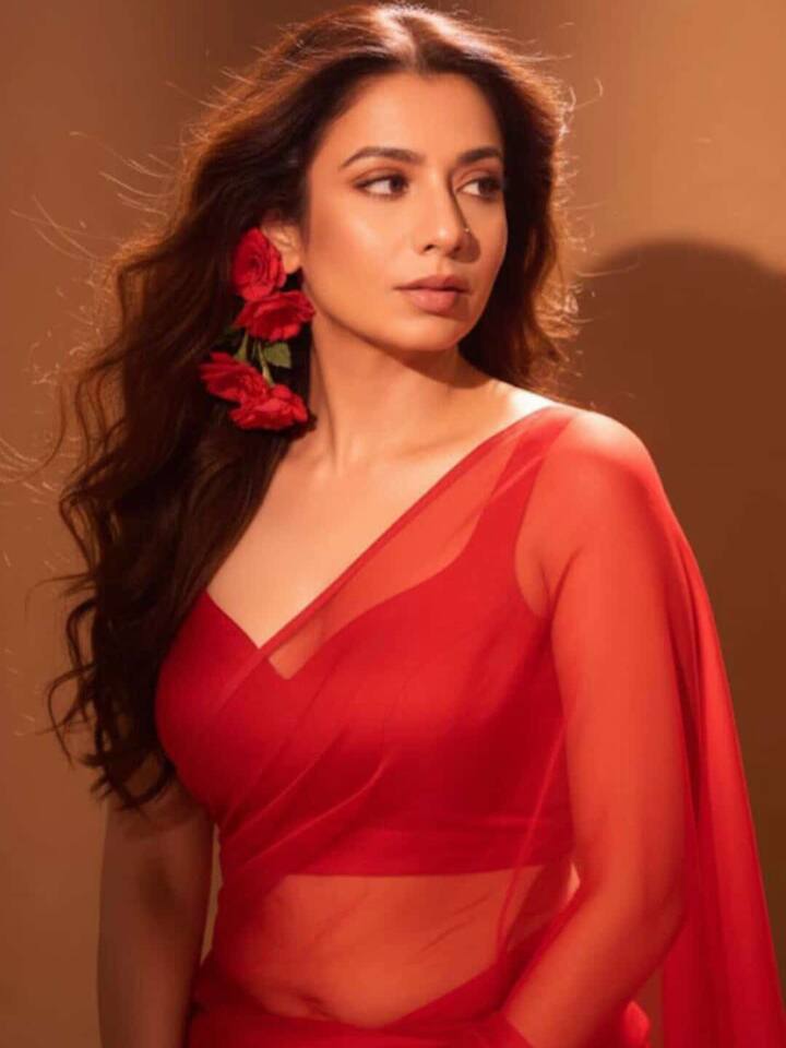 आपको बता दें जैस्मीन सैंडलस सिर्फ सिंगिंग तक ही सीमित नहीं हैं बल्कि वो 'माइटी मावेरिक्स' टीम की सेलिब्रिटी को-ओनर भी हैं.