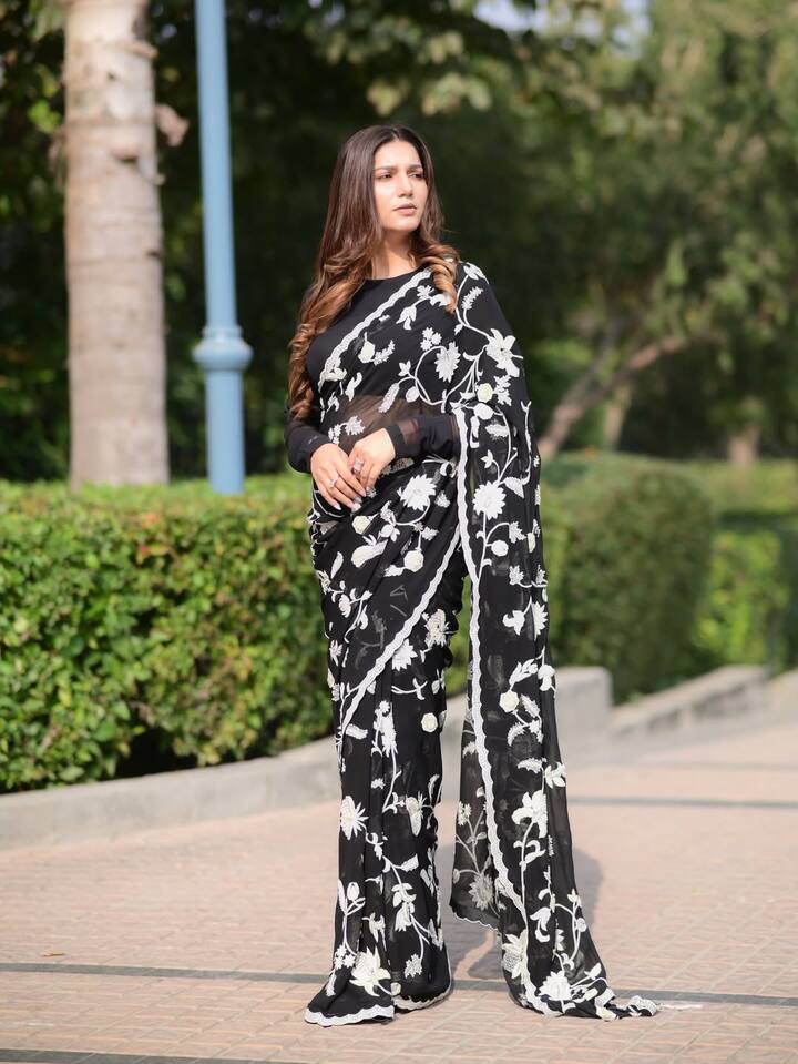 लेकिन अब सपना चौधरी के एक कॉमेंट को लेकर विवाद खड़ा हो गया है. दरअसल, उन्होंने नाइजीरियन रैपर Yung Sammy के रंगत को लेकर कुछ ऐसा कह दिया जो बाकी सेलेब्स को हजम नहीं हो रहा है.
