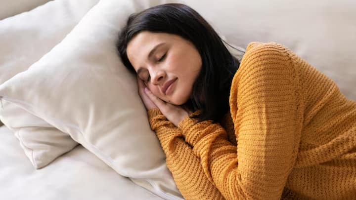 इन तीन बातों के अलावा, वास्तु शास्त्र के अनुसार, सोने से पहले सिर से कुछ दूरी पर पानी से भरा बर्तन रखना भी शुभ माना जाता है। वास्तु के ये छोटे-छोटे उपाय जीवन को सकारात्मक दिशा में आगे बढ़ाने में सहायक हो सकते हैं।