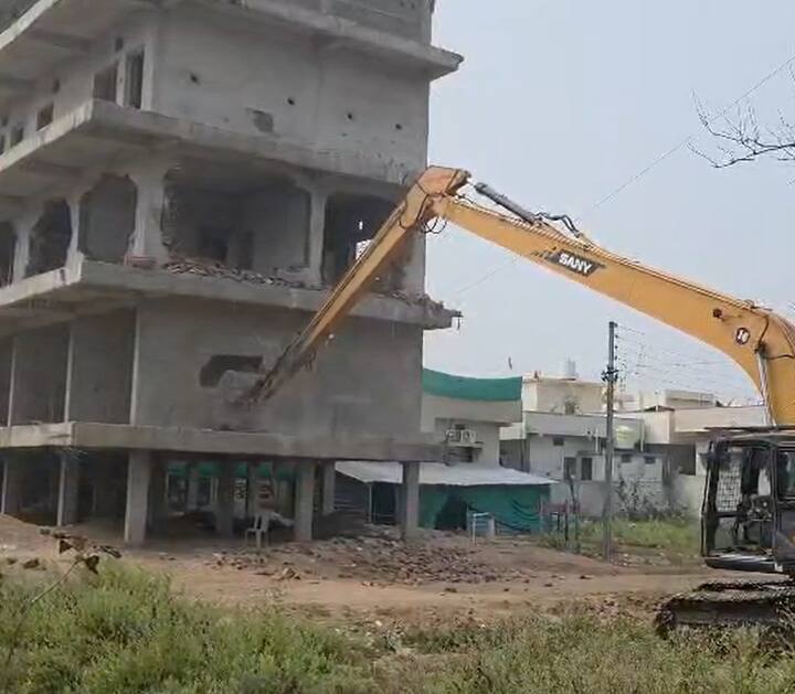 अहेरी न्यायालयाच्या निर्णयानुसार नगरपंचायत प्रशासनाने आज इमारतीवर बुलडोजर चालवला आहे. इमारत पाडण्याचे काम सुरू असताना मोठा पोलीस बंदोबस्त लावण्यात आला होता.